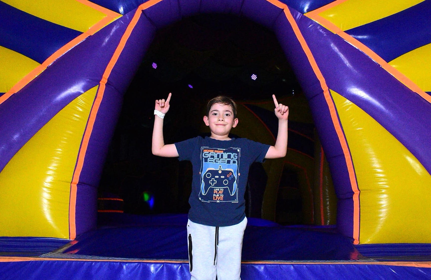 Niño divirtiéndose en Fun4Us